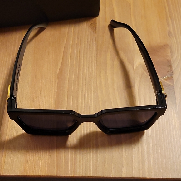 Sunglasses - Picture 4 of 6